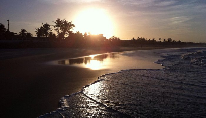 Encontro de rio e mar na Praia do Iguape em Aquiraz