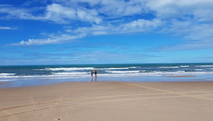 Praia do Japão com jangadas e dunas em Aquiraz