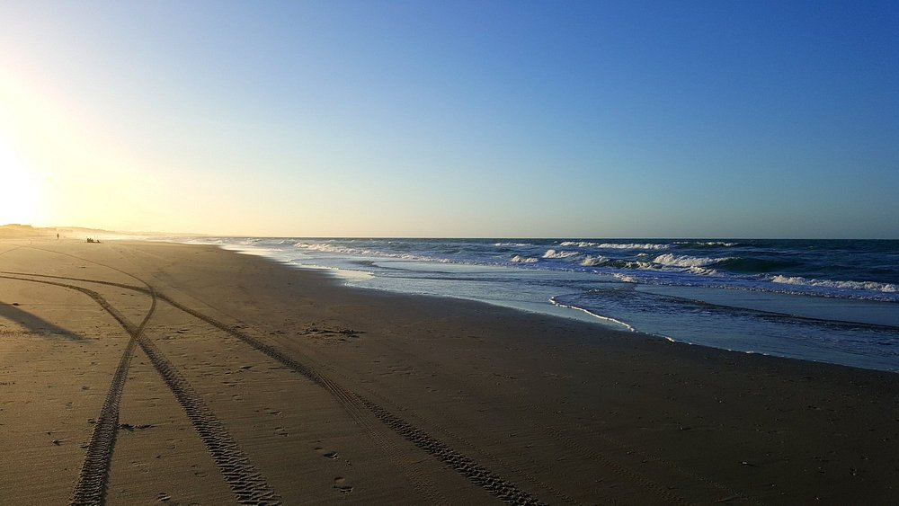 Falésias coloridas e mar calmo na Prainha em Aquiraz